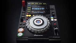 Photo of a Pioneer CDJ 2000 Nexus made of Lego